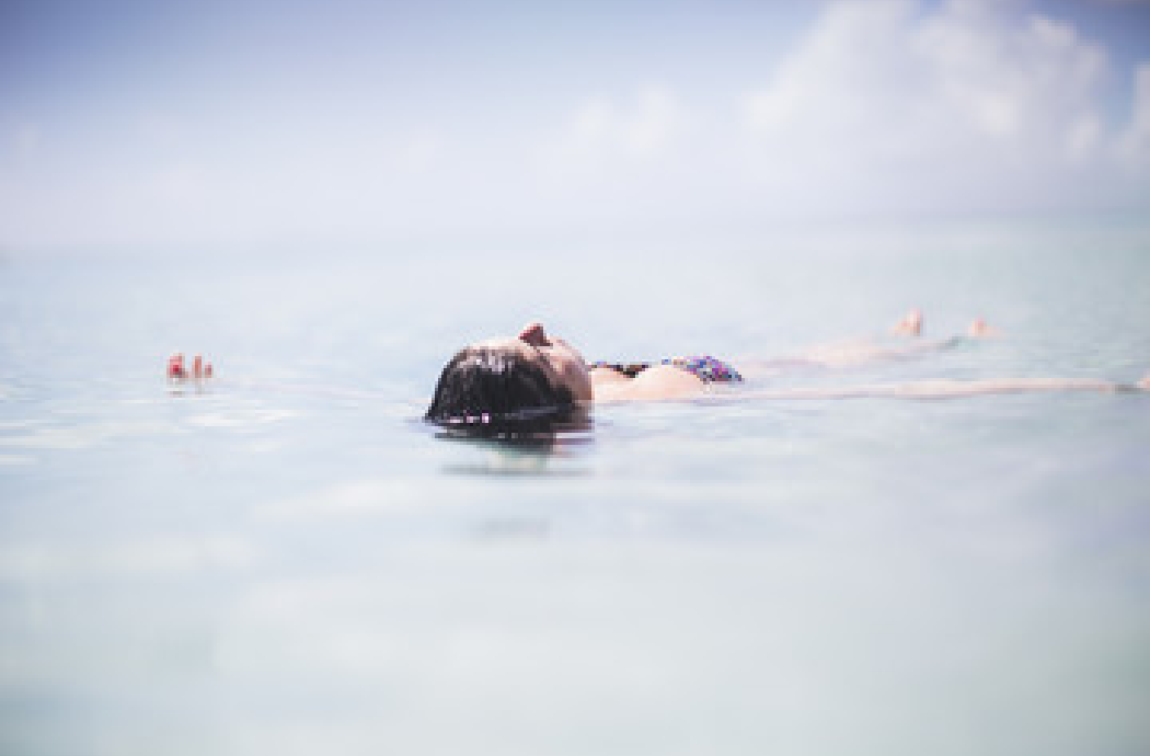 Dziewczyna leżąca na plecach w wodzie