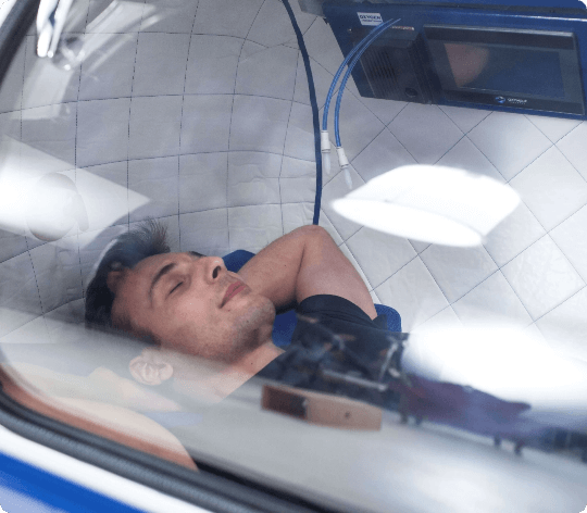 Mężczyzna leżący w komorze na tlenoterapii