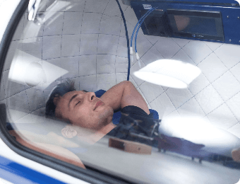 Mężczyzna leżący w komorze na tlenoterapii