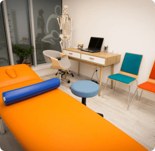 Centrum rehabilitacji Sanomed, pomieszczenie z łóżkiem i rollerem
