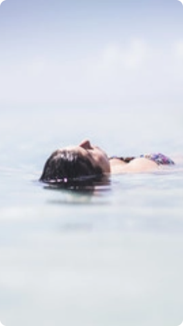 Dziewczyna leżąca na plecach w wodzie