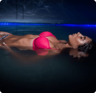 Kobieta leżąca na plecach w wodzie